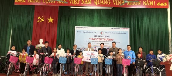 Chiều ngày 25 tháng 12 năm 2023 Hyundai Bắc Giang tổ chức chương trình “Trao yêu thương” trao tặng 25 chiếc xe đạp cho các em học sinh có hoàn cảnh khó khăn tại xã Liên Chung, Tân Yên, Bắc Giang.